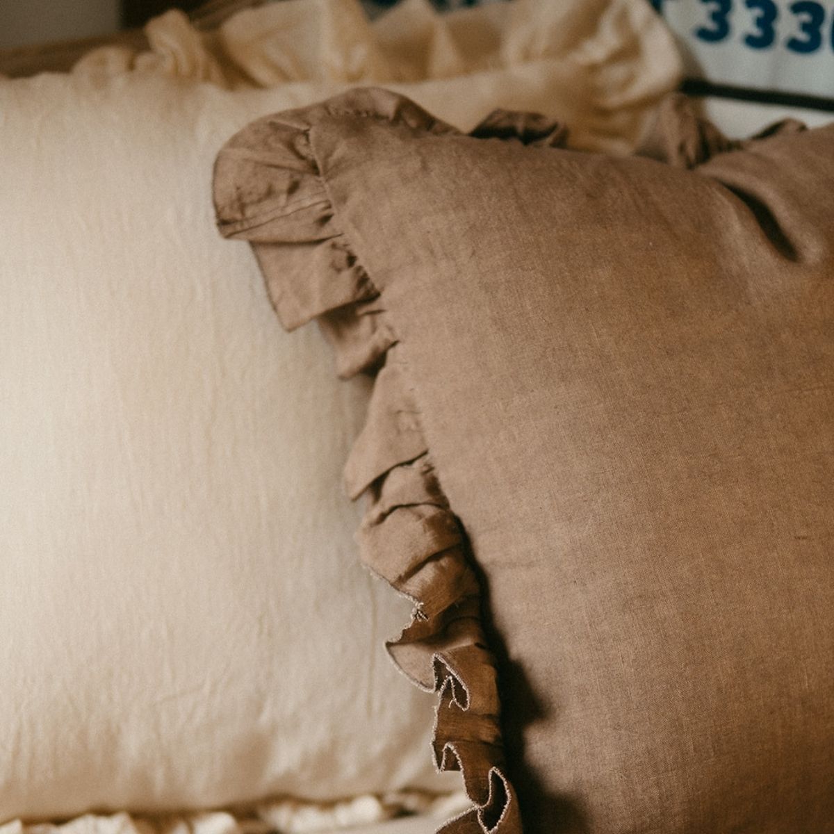 Cojín de volantes beige de algodón 45x45