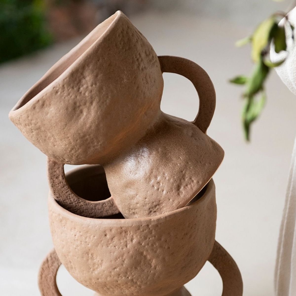 Dos jarrones de cerámica marrón trofeo