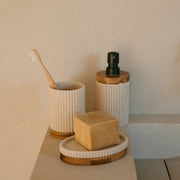 Dispensador de baño de madera y resina beige