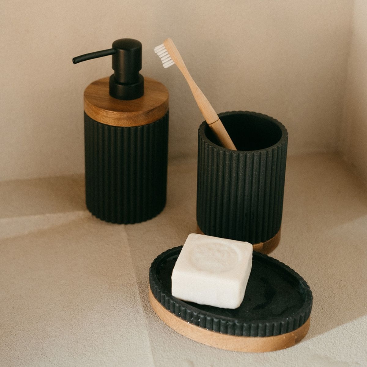 Jabonera de baño de madera y resina negra