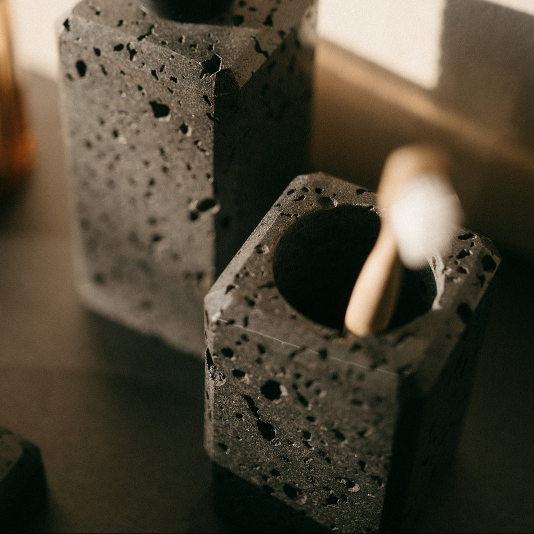 Portacepillos de baño de mármol travertino negro