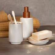 Foto de ambiente de accesorios de baño de cerámica y madera