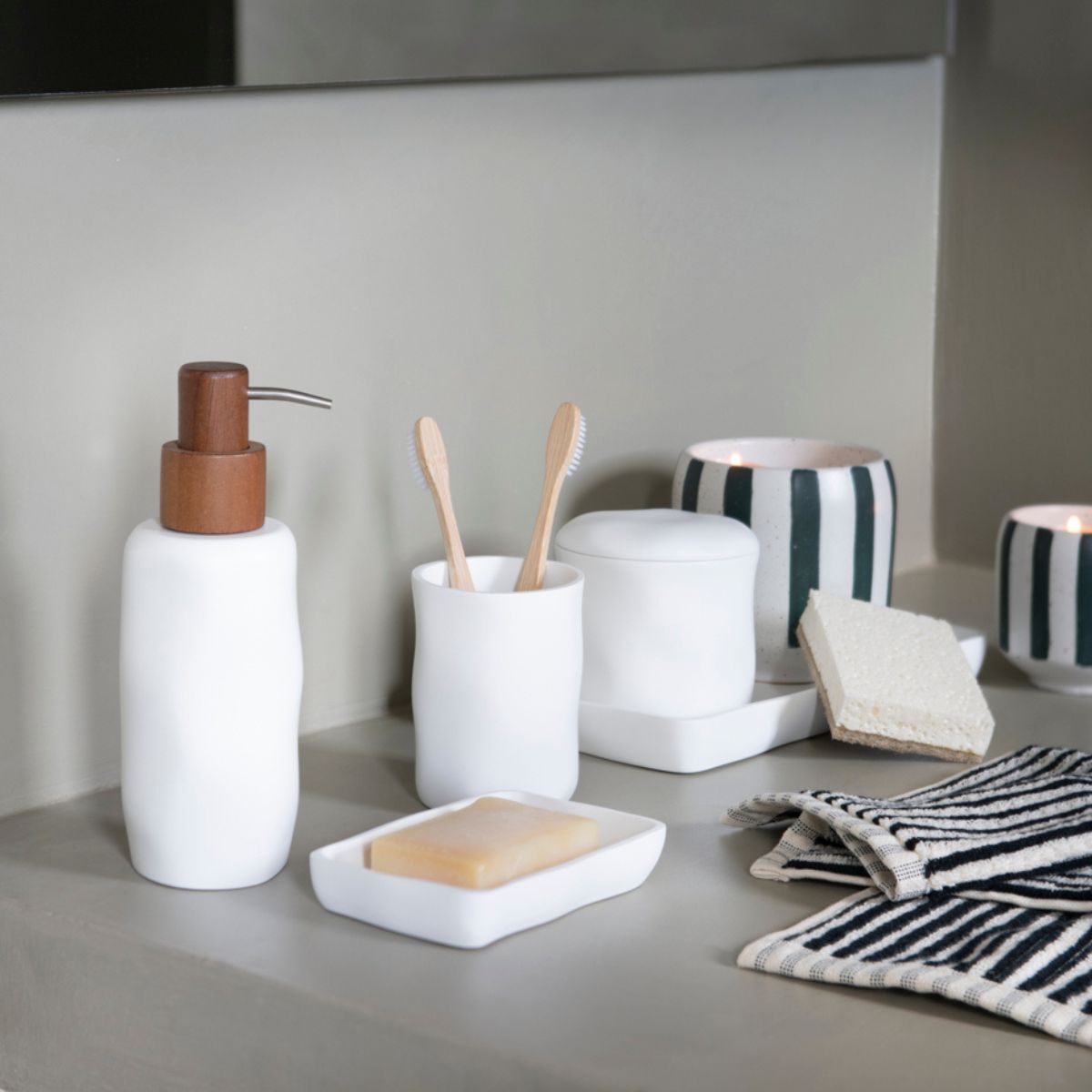 Portacepillos de baño blanco de resina