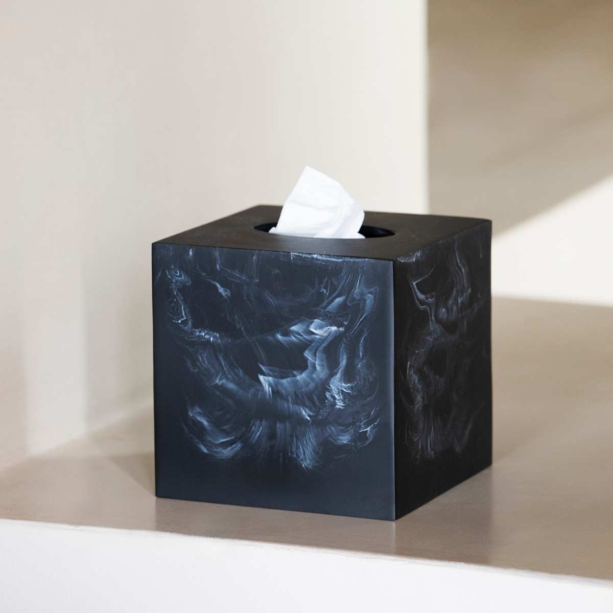 Foto ambiente de caja de pañuelos negra con tissue