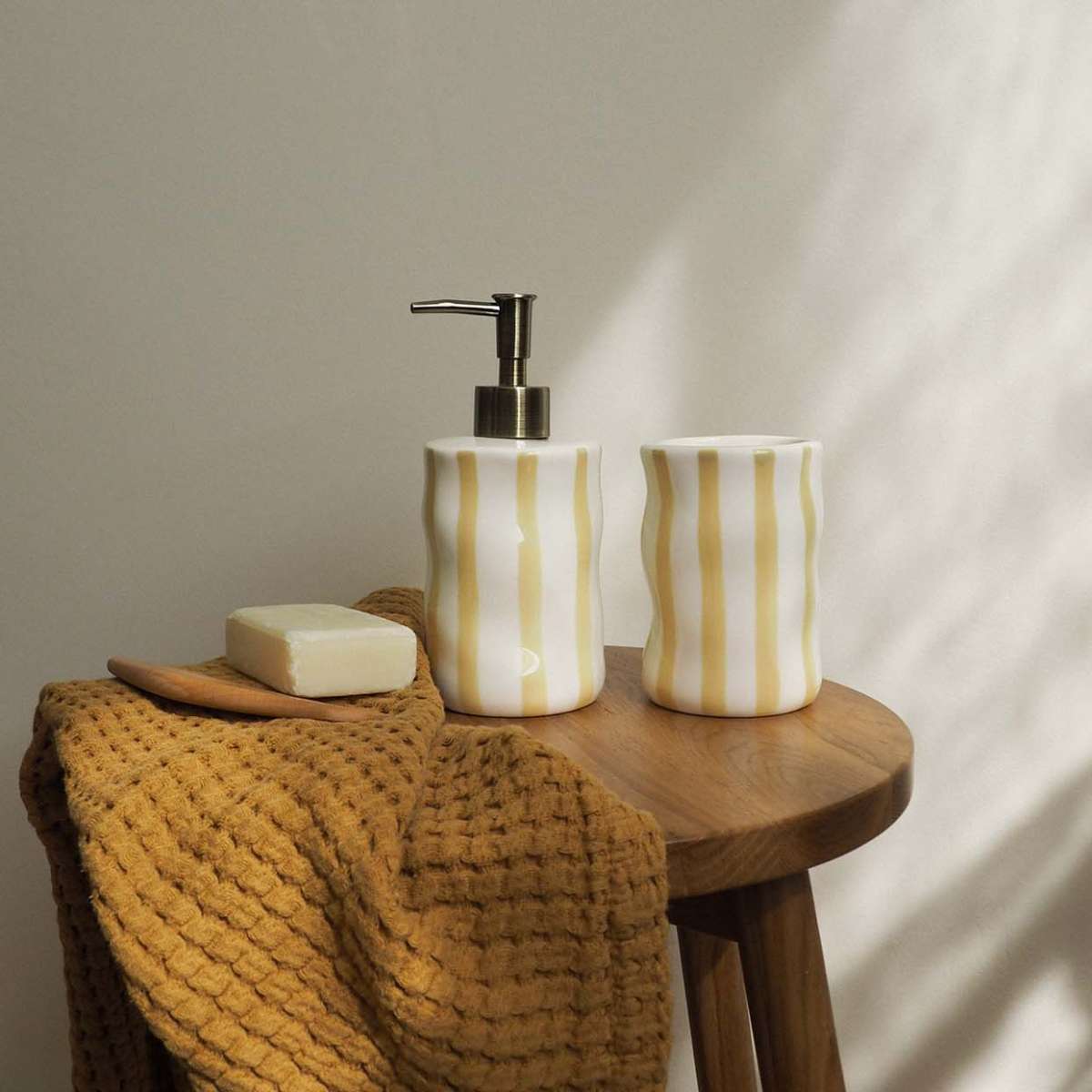 Conjunto de baño de cerámica beige