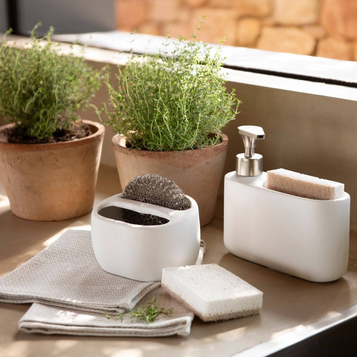 Ambiente baño con dispensadora de cerámica blanca
