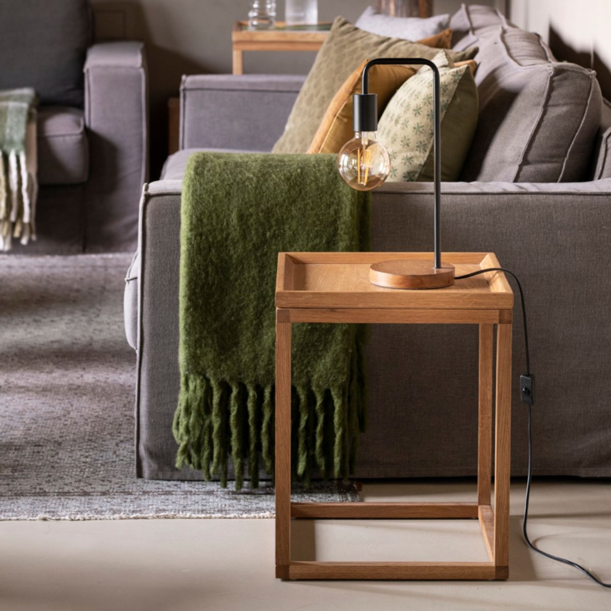 Lámpara de mesa industrial de madera negra