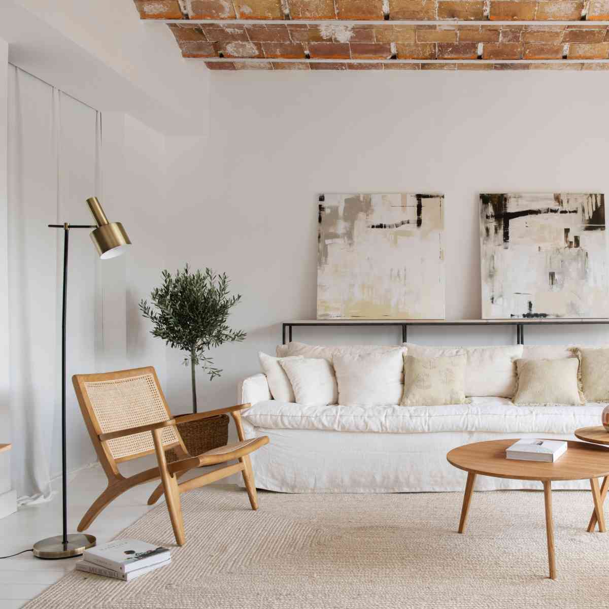 Salón con lámpara de pie de metal y dorada y sillón
