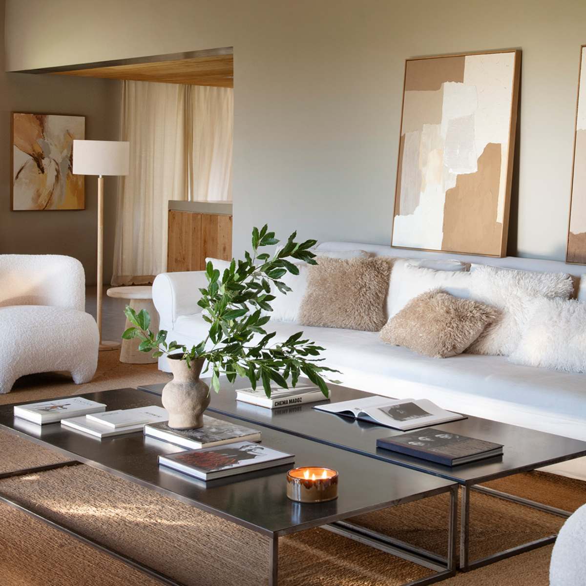 Lámpara de pie de madera en salón moderno con sofá blanco y decoración minimalista