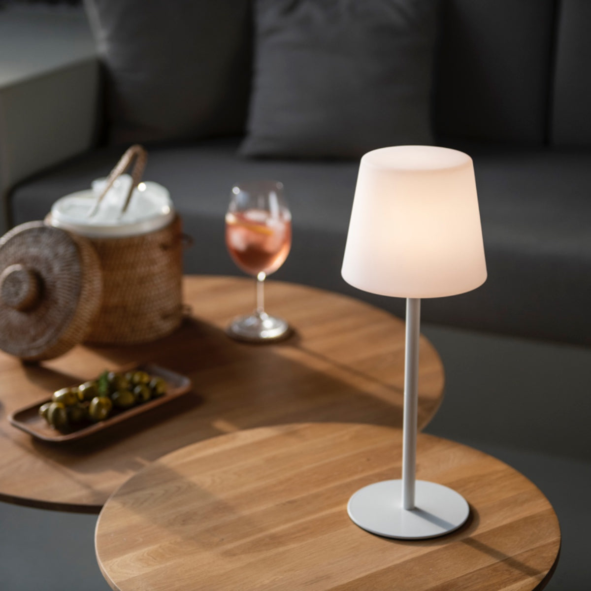 Lámpara de led inalámbrica de metal blanca