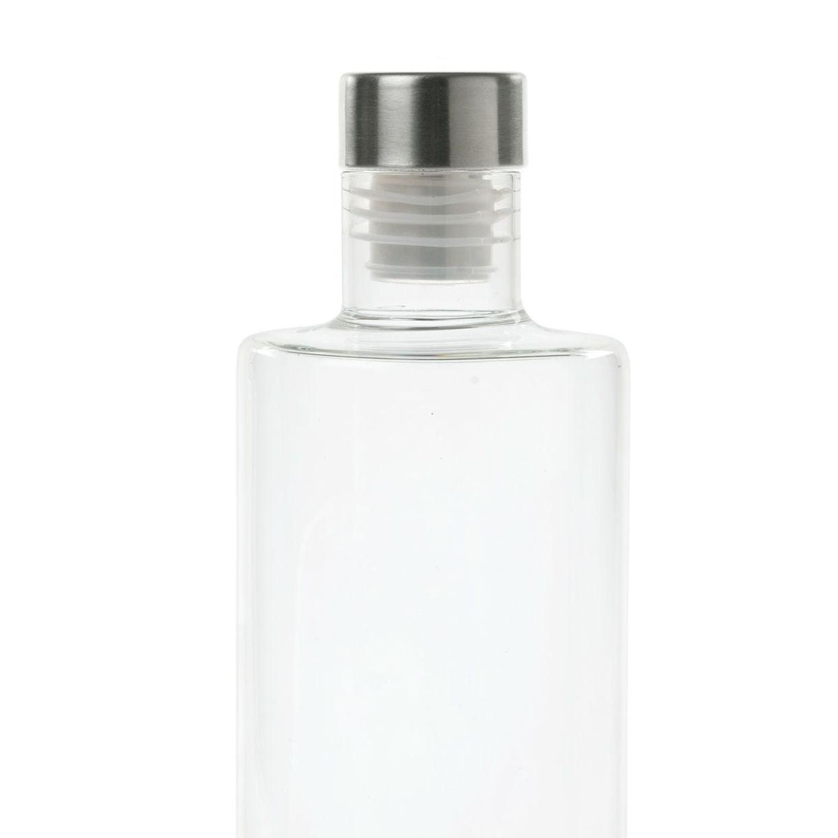 Detalle de la poarte superior de una botella de cristal con tapón de metal