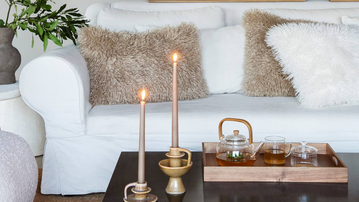 Bandeja de servir de acacia en salón con decoración natural