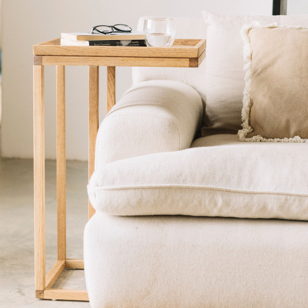 Mesa auxiliar para sofá de madera de roble