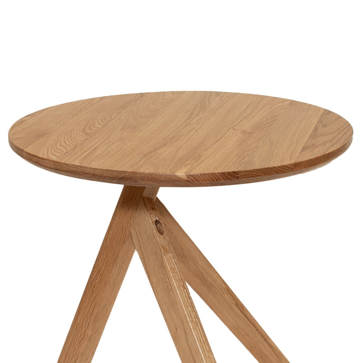 Mesa auxiliar redonda de roble, detalle del tablero de madera natural.