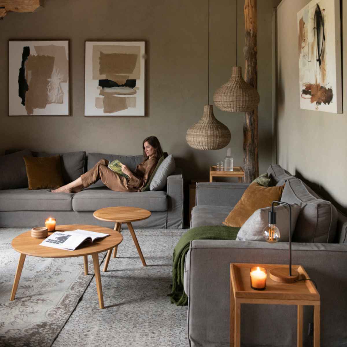 Ambiente salón con mesas de centro