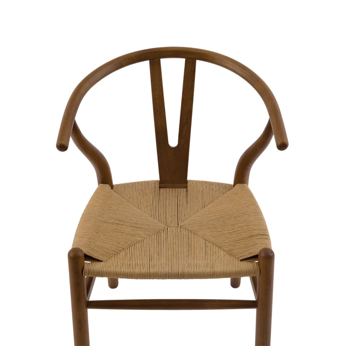 Silla de madera marrón con respaldo curvo y asiento trenzado en color natural.