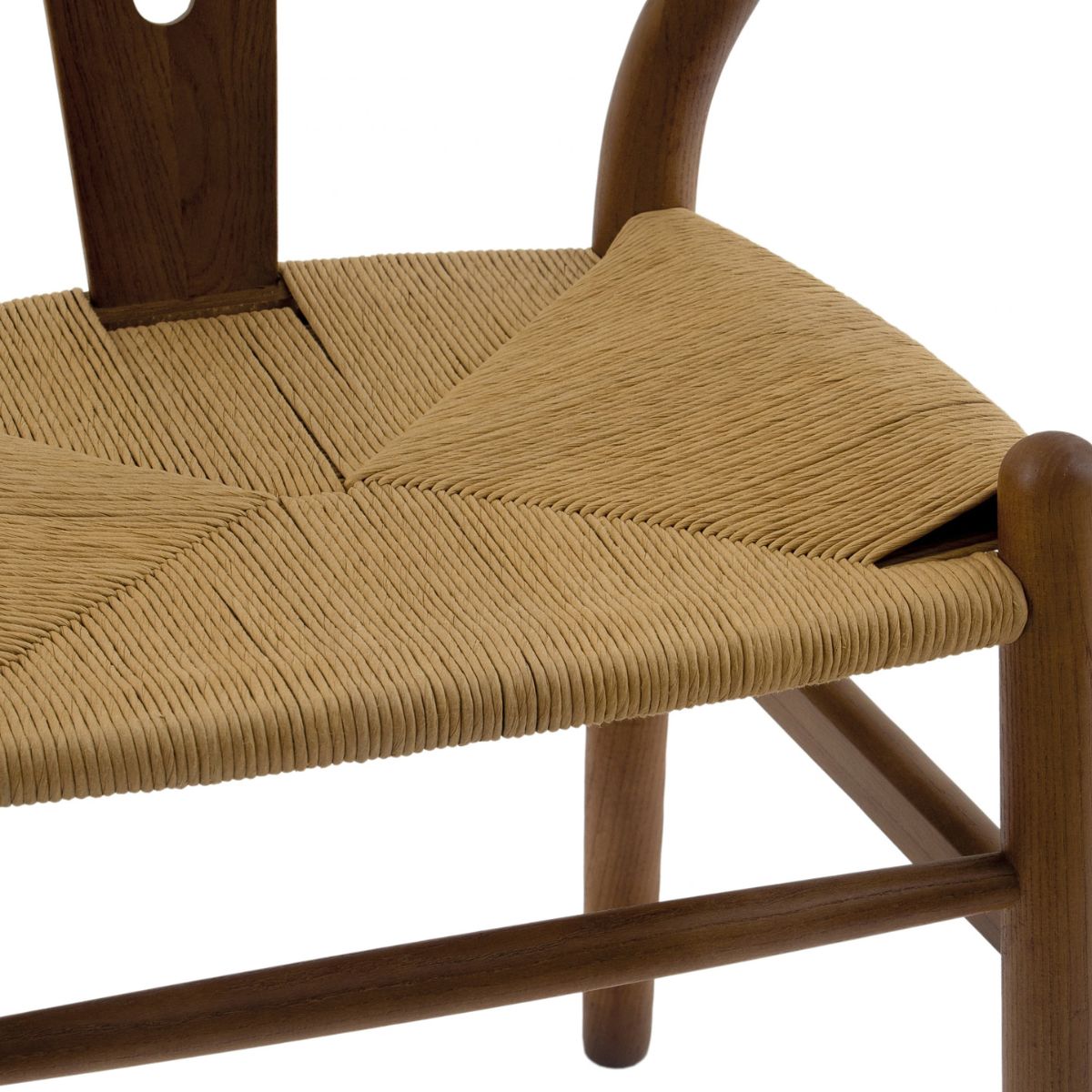 Detalle del asiento trenzado en fibra natural de silla de madera marrón.