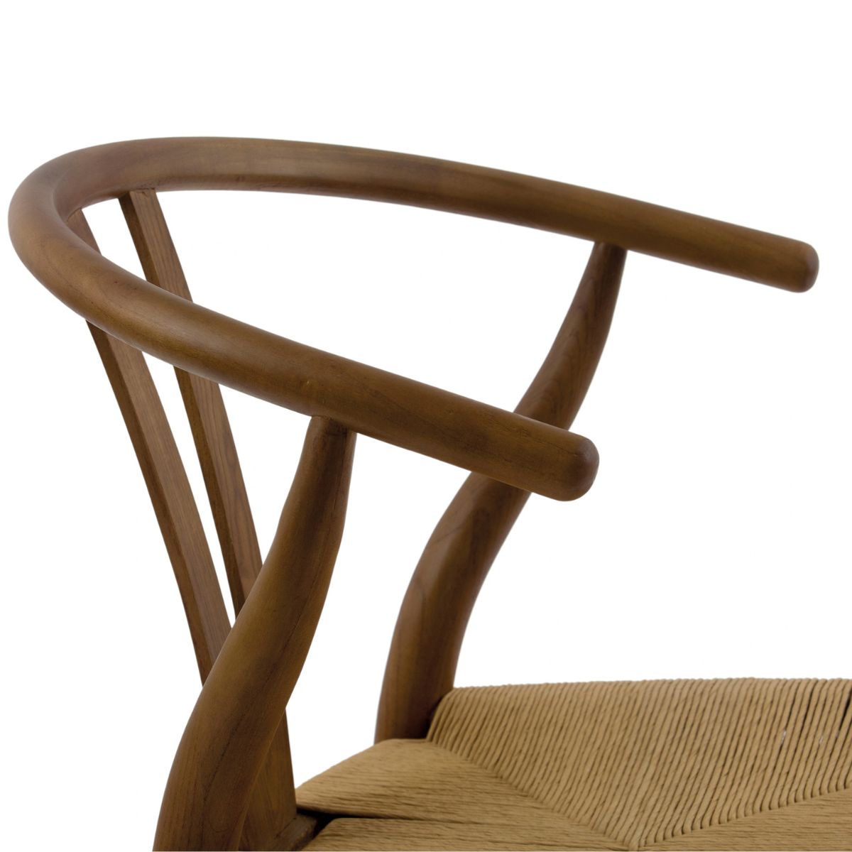 Detalle del respaldo curvo y reposabrazos de silla de madera marrón.
