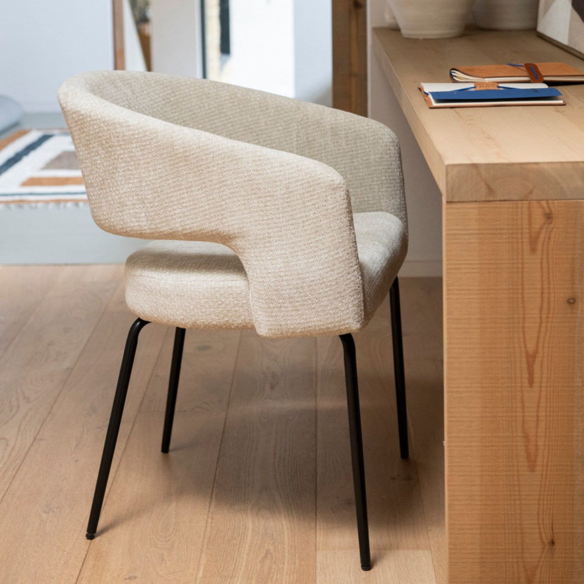 Silla moderna tapizada beige Mila