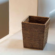 Papelera cuadrada de ratán